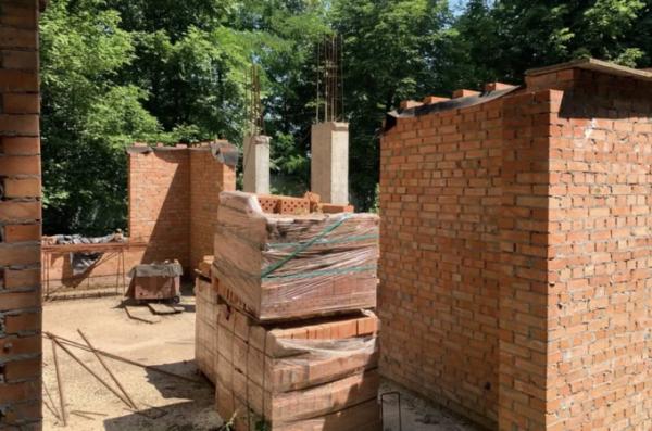 Забудовник продовжує знищувати палац Розумовського попри арешт і кримінальне провадження – Перов