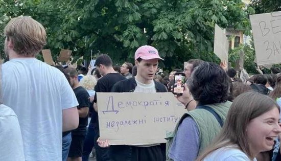 У 24print відмовилися друкувати плакати на протест проти законопроєкту щодо НАБУ та САП. Як це пояснюють у друкарні