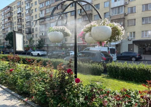 Де в Києві встановлюють додаткові рамки-розпилювачі води для охолодження у спеку