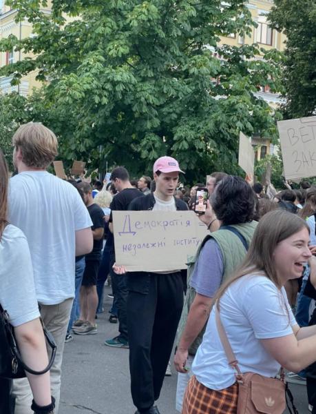 «Хто за мене переписує закони». У Києві біля театру Франка протестують проти законопроєкту щодо НАБУ та САП