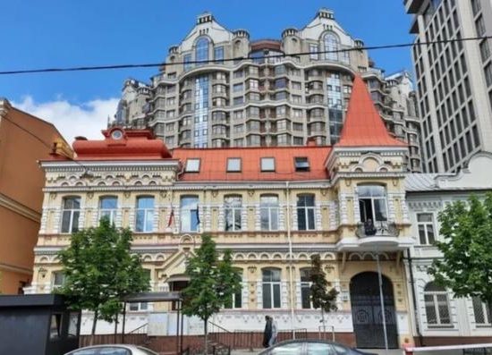 Росіяни пошкодили посольство Польщі в Києві