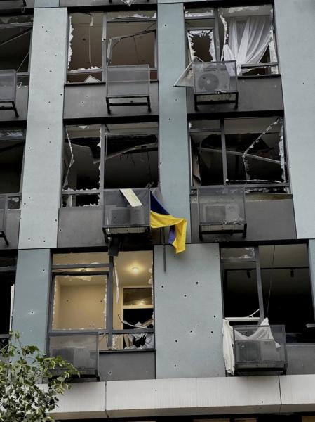 Росіяни вдарили біля ЖК «Республіка». ТРЦ поблизу працює у звичному режимі