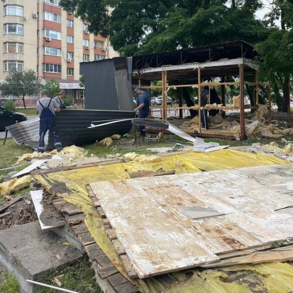 Біля метро «Житомирська» демонтували МАФи. Там облаштують зелену зону
