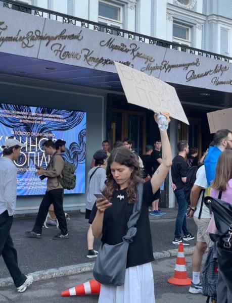 «Хто за мене переписує закони». У Києві біля театру Франка протестують проти законопроєкту щодо НАБУ та САП