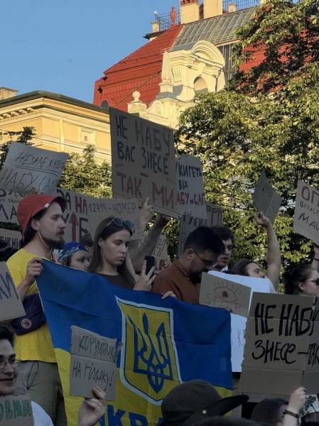 «12414 – демонтаж демократії». Львів'яни вийшли на акцію протесту проти законопроєкту щодо НАБУ й САП