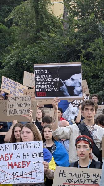 У Києві третій день поспіль проходять протести проти обмеження незалежності НАБУ та САП