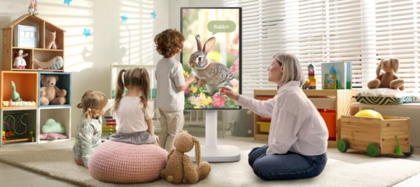 LG Smart Monitor Swing 32″ 4K — мониторы шагают по миру на ножке с колесами