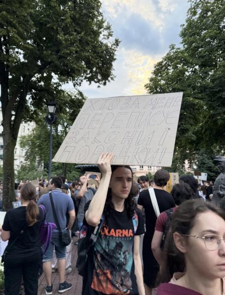 «Хто за мене переписує закони». У Києві біля театру Франка протестують проти законопроєкту щодо НАБУ та САП