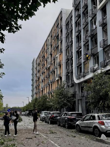 Росіяни вдарили біля ЖК «Республіка». ТРЦ поблизу працює у звичному режимі