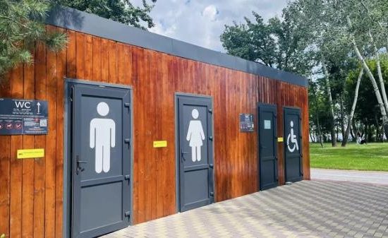 На київських пляжах вперше почали встановлювати таблички зі шрифтом Брайля