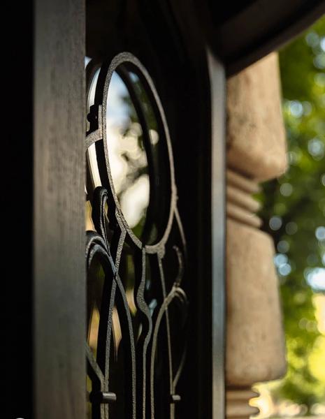В Одесі реставрували історичні двері у стилі модерн в будинку Ламзакі 1912 року