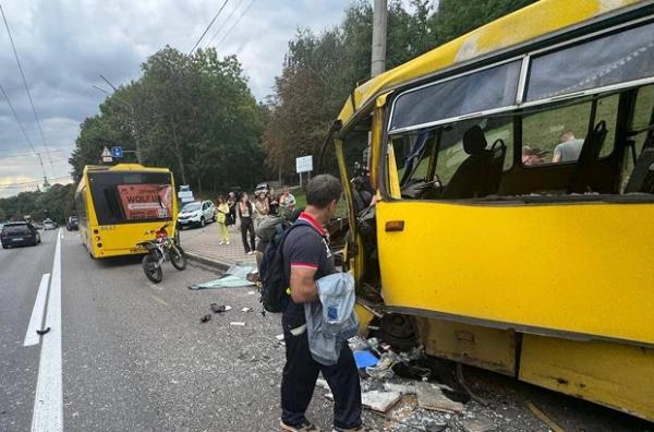 На вулиці Олени Теліги маршрутка врізалася в автобус. Постраждали двоє людей