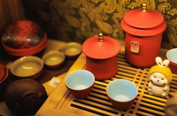Чайний простір Teahouse біля готелю «Салют» із «садом свідків восьмої заварки»