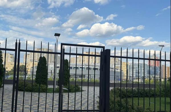 Паркани на набережній Дніпра біля River Mall не демонтували, попри рішення суду – прокуратура