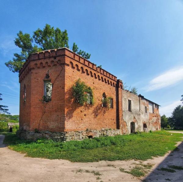 Під Житомиром руйнується неоготичний палац Ніродів