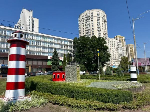 До Дня Незалежності у всіх районах Києва створили тематичні квітники