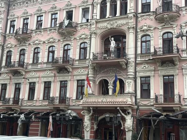 «Трохи фейс перекачали». В Одесі відновили пошкоджену статую на фасаді готелю «Брістоль»