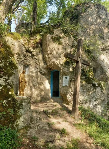 На Тернопільщині у давній печері встановили пластикові вікна