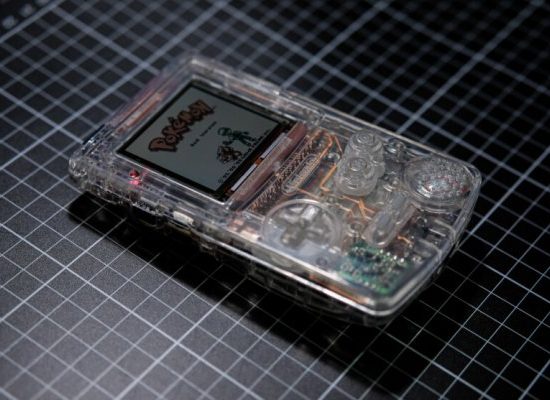 Девушка-моддер создала прозрачный Game Boy Color с прозрачной материнской платой