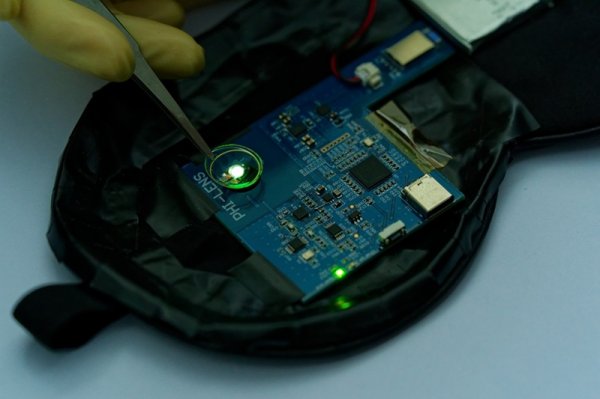 Первая в мире контактная линза с дисплеем OLED, в 6 раз тоньше волоса