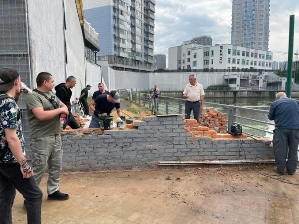 Паркан на набережній Дніпра біля ЖК River Stone, який намагалися демонтувати, почали відновлювати