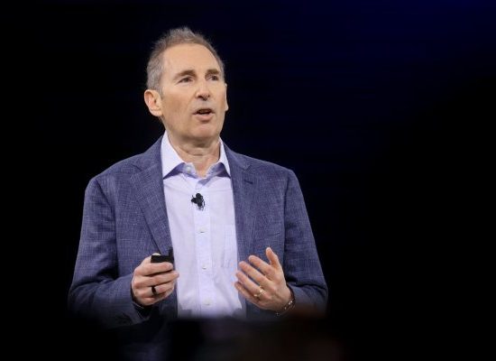 Amazon хоче розміщувати рекламу у приватних розмовах Alexa+