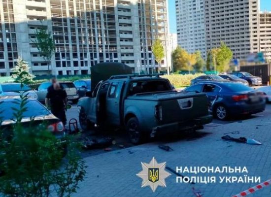 У Подільському районі підірвали автомобіль. Є поранений