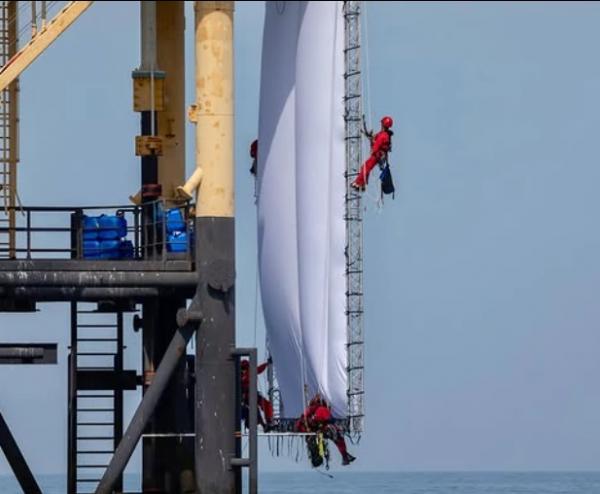Greenpeace встановив «криваву» інсталяцію на газовій установці у Північному морі. Вона нагадує про кліматичні зміни
