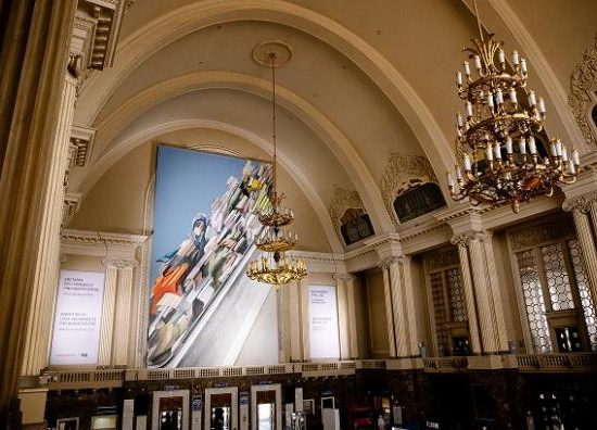 «Ескалатор нескінченний». На Центральному вокзалі встановили 21-метрове полотно «Рух» Лесі Хоменко
