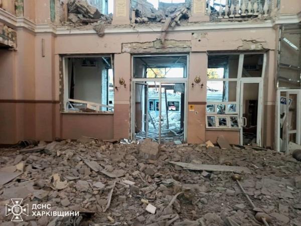 Росіяни пошкодили залізничний вокзал у Лозовій. Серед загиблих – працівник Укрзалізниці