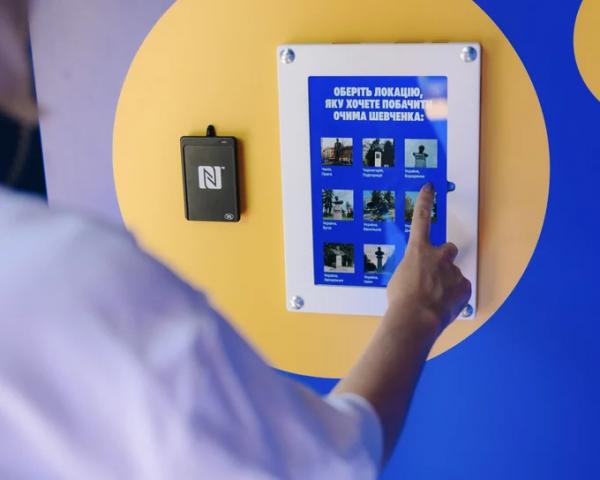 У парку Шевченка встановили інтерактивний п'ятиметровий бюст поета
