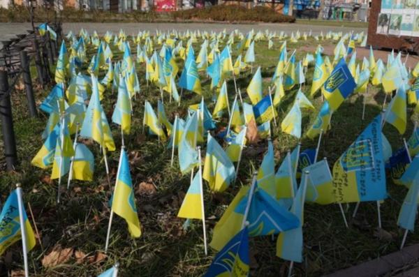«Не витримали». З площі Свободи у Херсоні зникли прапорці пам’яті загиблих