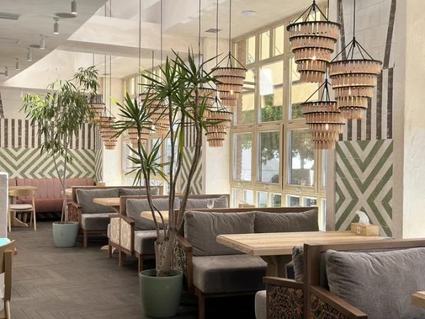 Ресторан кримськотатарської кухні «Бахчи Saray» навпроти ТЦ River Mall