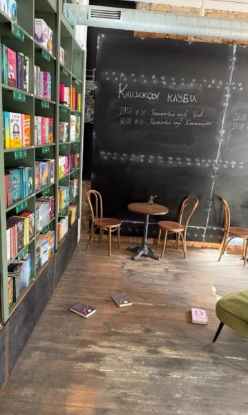 У книгарнях Readeat та Knigoland вибиті вікна внаслідок нічної атаки