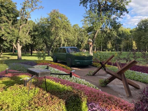 До Дня Незалежності у всіх районах Києва створили тематичні квітники