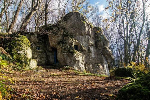 На Тернопільщині у давній печері встановили пластикові вікна