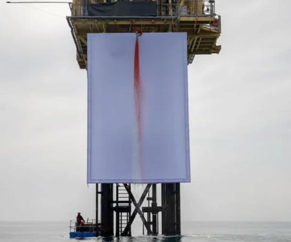 Greenpeace встановив «криваву» інсталяцію на газовій установці у Північному морі. Вона нагадує про кліматичні зміни