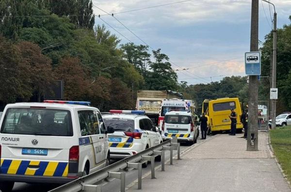 На вулиці Олени Теліги маршрутка врізалася в автобус. Постраждали двоє людей