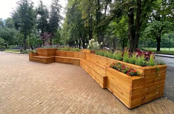 У Солом’янському районі встановили «зелені» лавки з гортензіями, лавандою й плющем