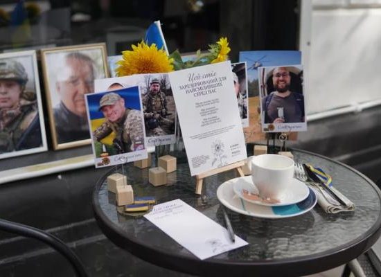 Закладам пропонують залишити заброньованим на весь день столик у пам’ять про загиблих військових: як долучитися