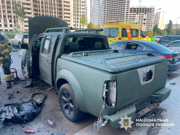 У Подільському районі підірвали автомобіль. Є поранений