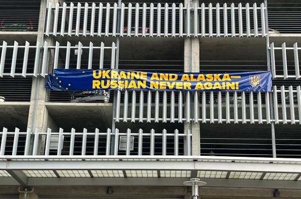 На Алясці пройшов мітинг на підтримку України перед зустріччю Трампа і Путіна. Дивіться фото