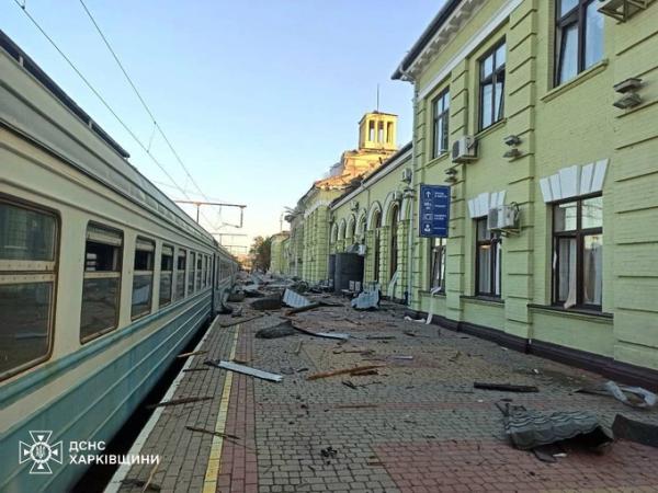 Росіяни пошкодили залізничний вокзал у Лозовій. Серед загиблих – працівник Укрзалізниці