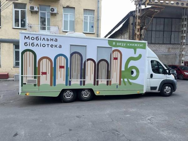 В Україні запрацювала мобільна бібліотека «Буксінь» – це автобус із книжками