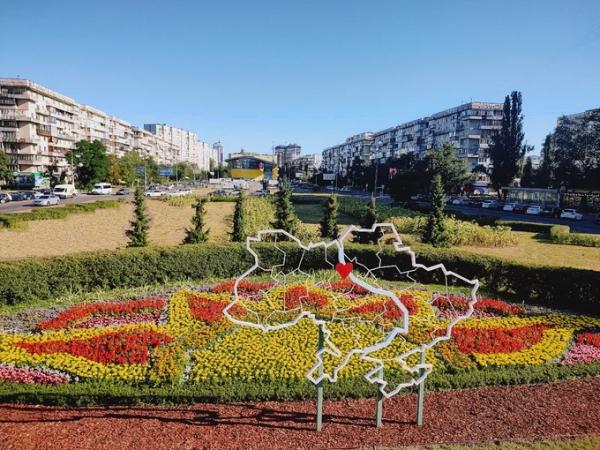 До Дня Незалежності у всіх районах Києва створили тематичні квітники
