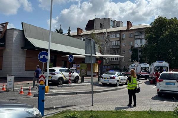 В «МакДональдзі» у Черкасах стріляв чоловік, який поранив себе і зачинився у вбиральні