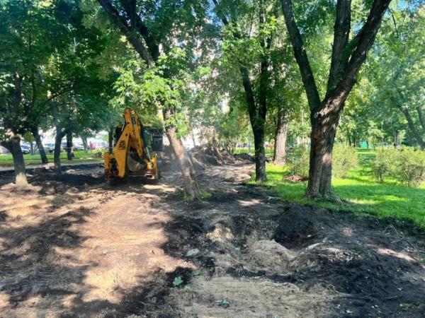 З пішохідними доріжками та освітленням: почався капітальний ремонт скверу на вулиці Шептицького
