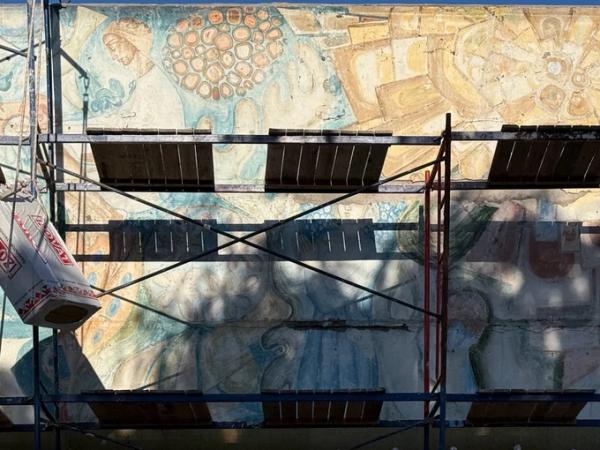 На Оболоні під вагонкою виявили розпис на фасаді ліцею. Тепер його хочуть утеплити