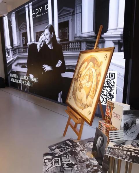 Від твілі до шовкових хусток: інклюзивне ательє Lady Di atelier презентувало осінню колекцію