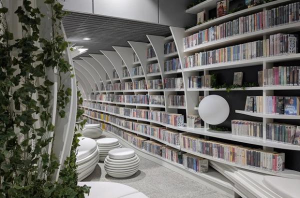 У метро Варшави відкрили бібліотеку з 16 тисячами книжок. Там є зона відпочинку і гідропонні рослини